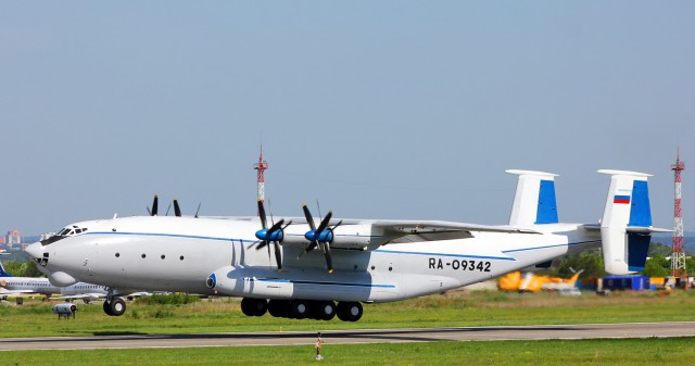 27 февраля 1965 г. впервые в небо поднялся первый в мире широкофюзеляжный транспортный самолет Ан-22 «Антей»