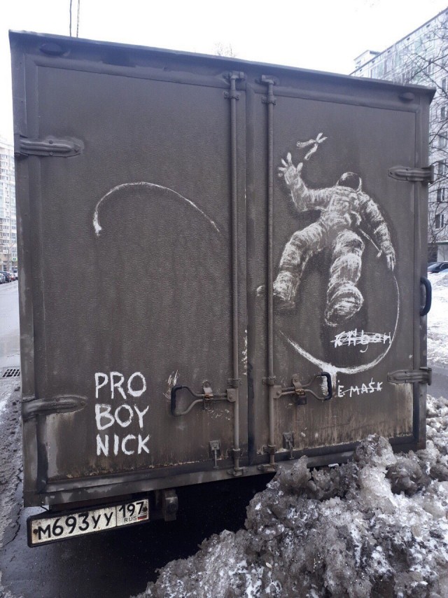 Столичный художник рисует картины на кузовах грязных грузовиков