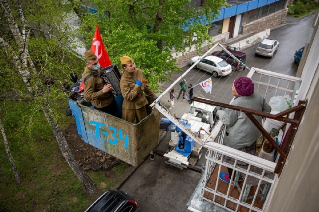 Дно. И водолазы. Победобесие или нет?