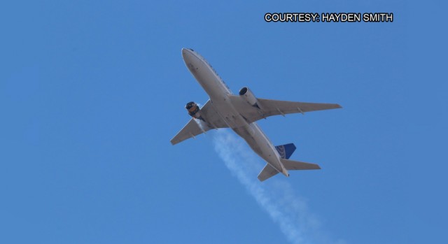 Boeing 777-200 совершил аварийную посадку после взрыва двигателя