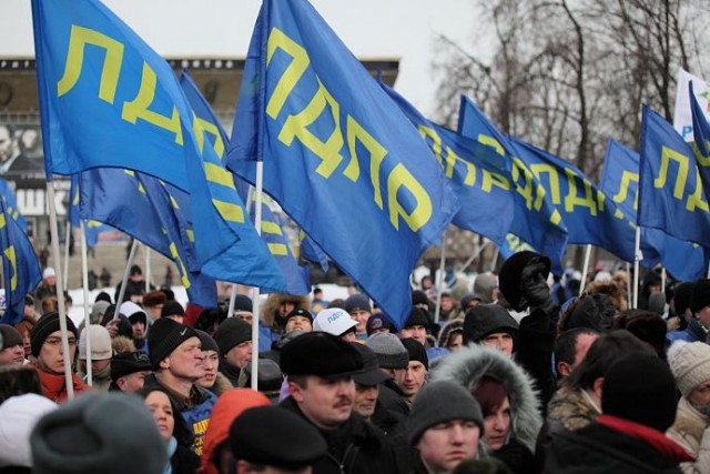 Крутые ребята против одной девушки