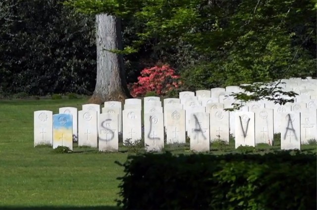 Свастика в Йонкербосе. Украинцы осквернили могилы павших британцев