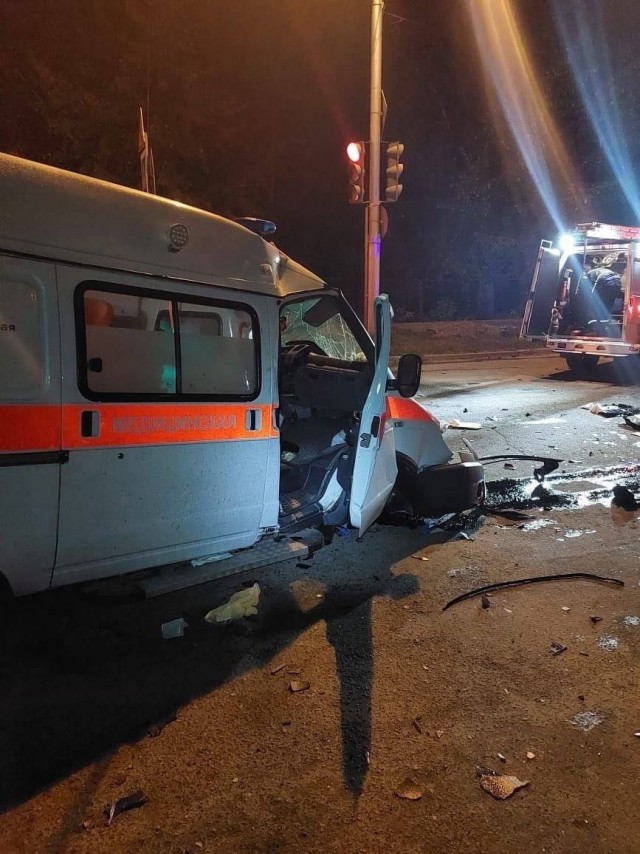В Нижнем Тагиле карета скорой помощи попала в ДТП из-за подростков, угнавших машину