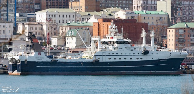 Российский флаг подняли на краболове «Омолон» Хабаровского судостроительного завода