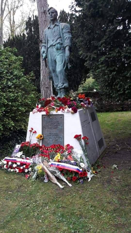 Бессмертный полк шагает по планете.