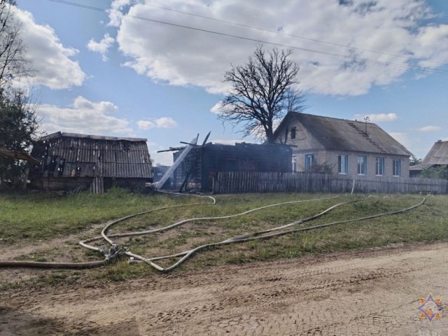 Внук решил запечь картошку по рецепту из интернета: сжег 5 построек во дворе у бабушки