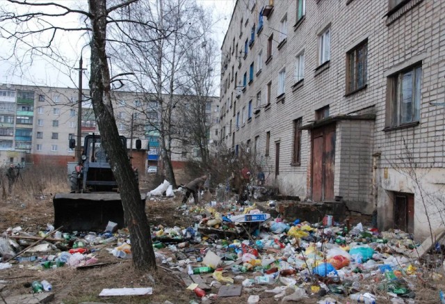 В Китае обнаружили гигантскую воронку с первобытным лесом внутри