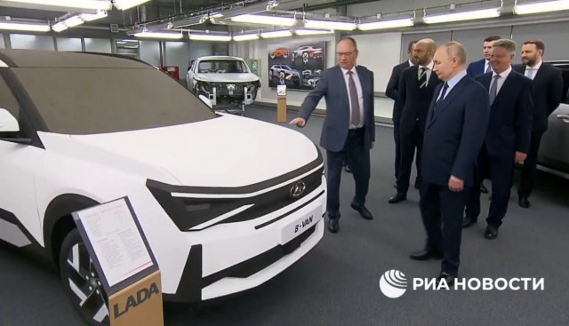 АвтоВАЗ показал сразу две новинки — кроссоверы Lada B+ Cross и Lada T-134
