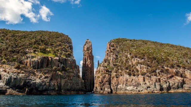 В Австралии альпинисты застряли на 65-метровой скале