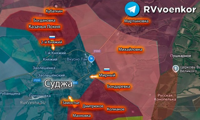 Российские солдаты фотографируются на фоне въезда в Суджу