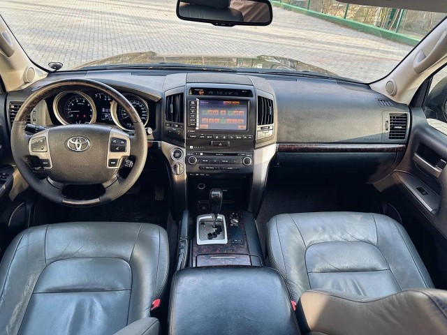 "Неуклюжий бегемот без тормозов": почему вам точно не нужна Toyota Land Cruiser 200