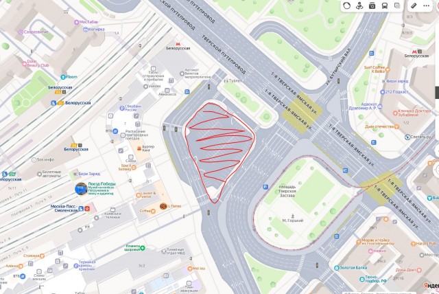 Метровые сугробы выросли в центре Москвы