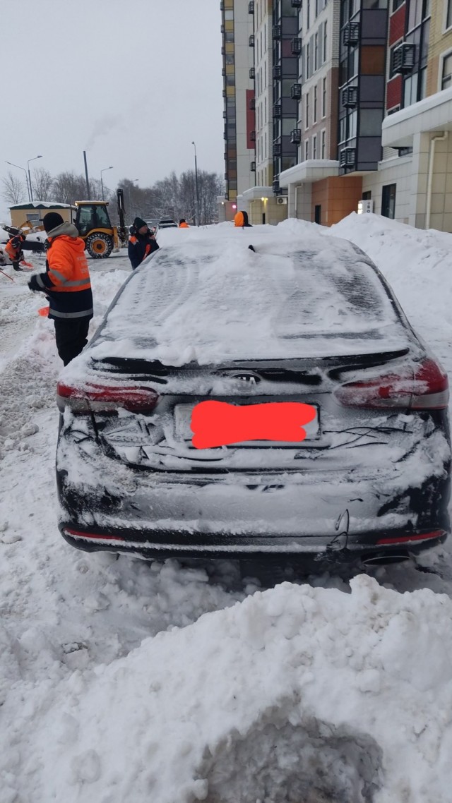 В Москве сотрудники коммунальных служб почистили дорогу и оказали помощь автовладельцу