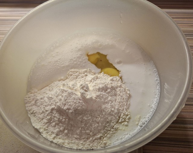 Оладьи с колбасой и сыром, а также с яблоком
