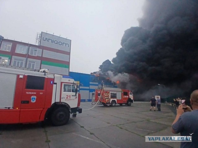 Горит склад ДНС во Владивостоке.