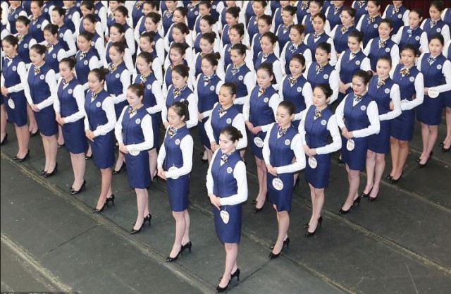 Суровые тренировки китайских стюардесс