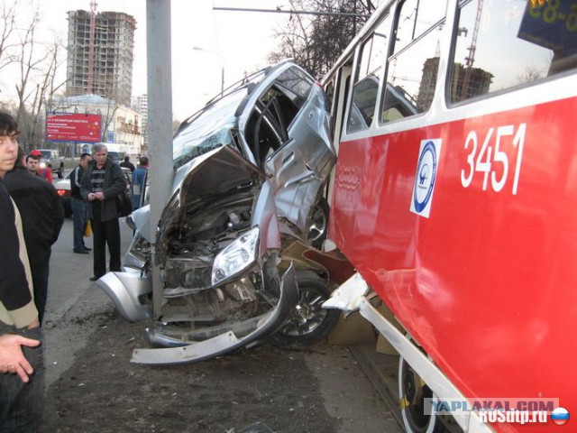 Блонда на трамвае 13-го маршрута дала в зад два раза пенсионеру на УАЗе