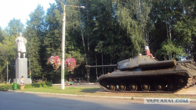 Автомобили на постаменте