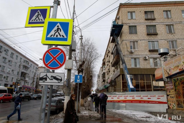 Жильцы разваливающегося дома в центре Волгограда не пускают в квартиры рабочих с тросами