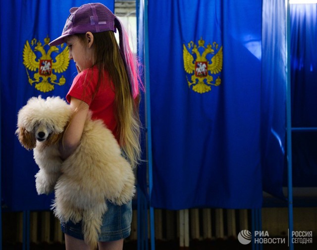 Радуется победе Путина