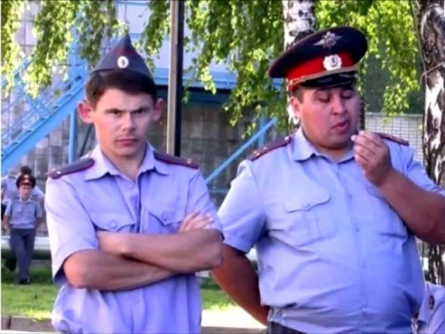 В Москве блоггер ради лайков кинул полицейскому петарду в машину