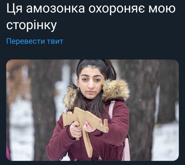 Украинские девушки продолжают проходить начальную военную подготовку