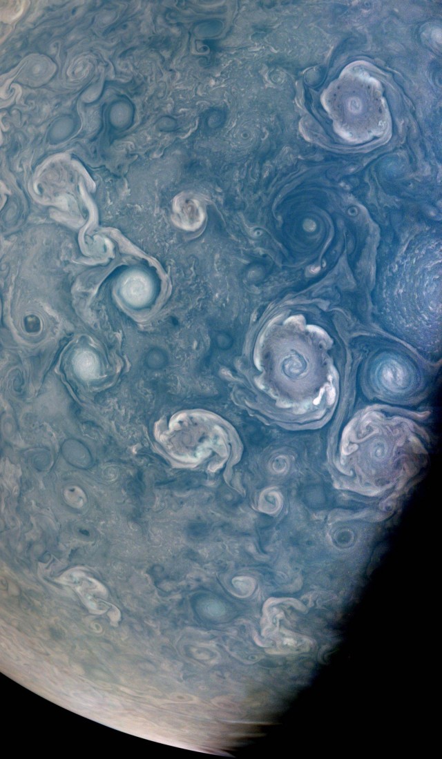 Космический аппарат Juno прислал невероятное фото штормов на Юпитере (3 пикча)