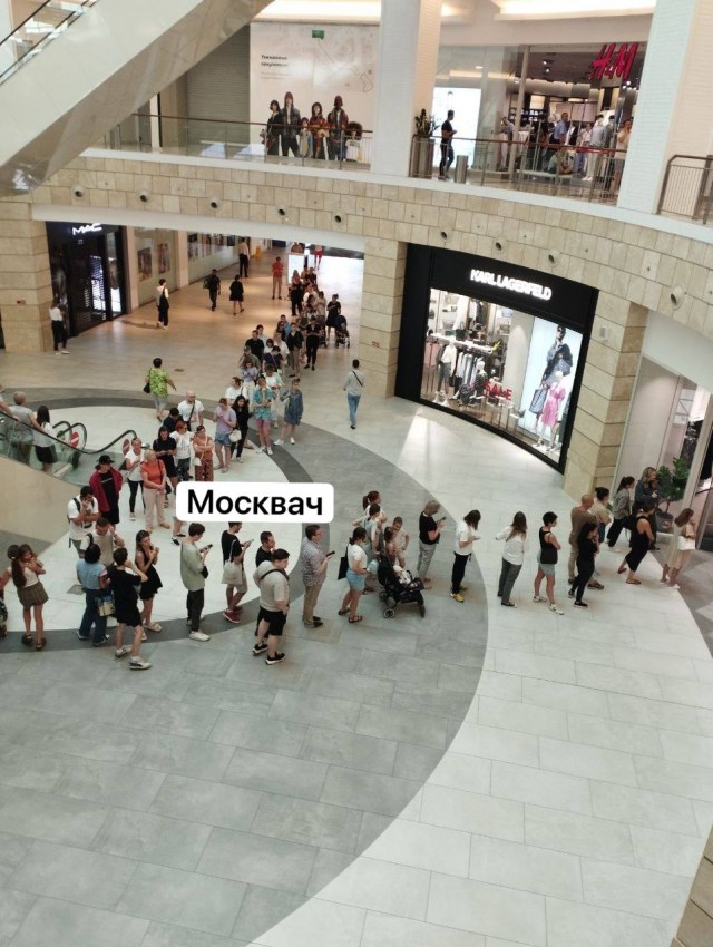 Магазины H&M начали открываться в Москве. Там образовались огромные очереди