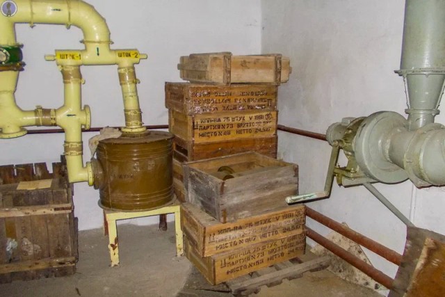 Внутри этого глубокого убежища сохранилось практически всё