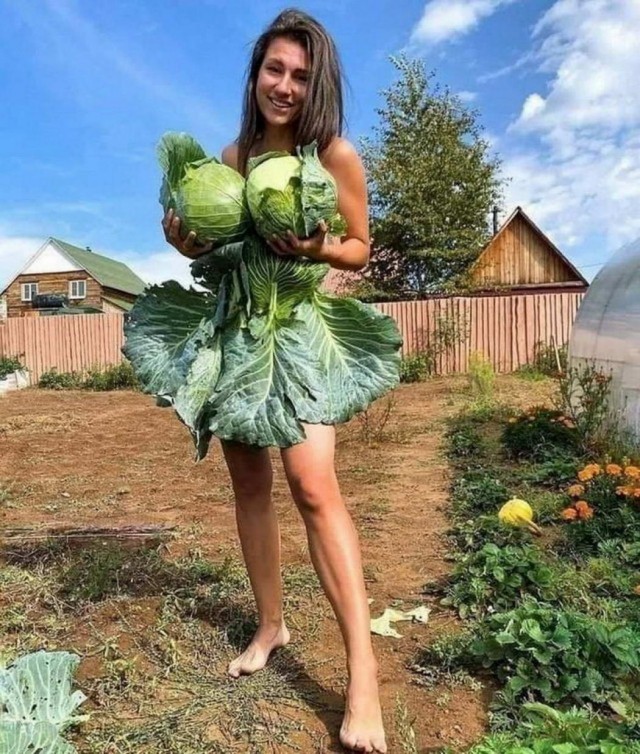 А как выглядят девушки на улицах? Чем они занимаются?