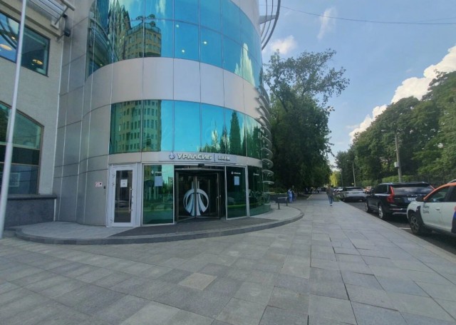 Житель Подмосковья обменял 85 млн рублей на доллары в банке «Уралсиб». Купюры оказались напечатанными на принтере