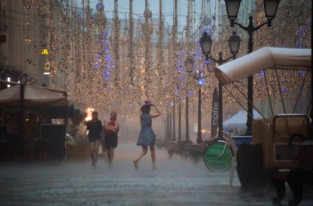 Залповый «мегаливень» обрушится на Москву 12 июня в День России, предупреждают синоптики