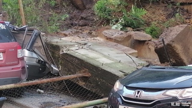 Во Владивостоке подпорная стена похоронила 7 автомобилей