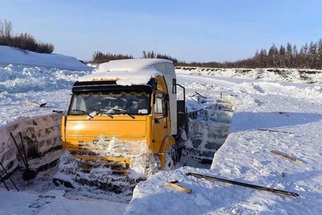 В ЯНАО пять Камазов уже две недели стоят посередине реки