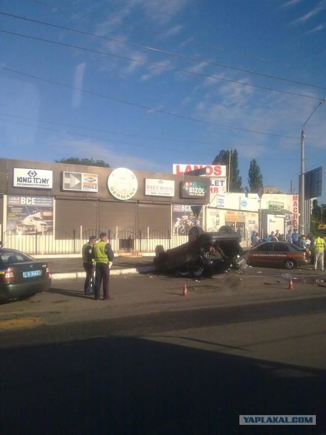 В Одессе столкнулись три внедорожника