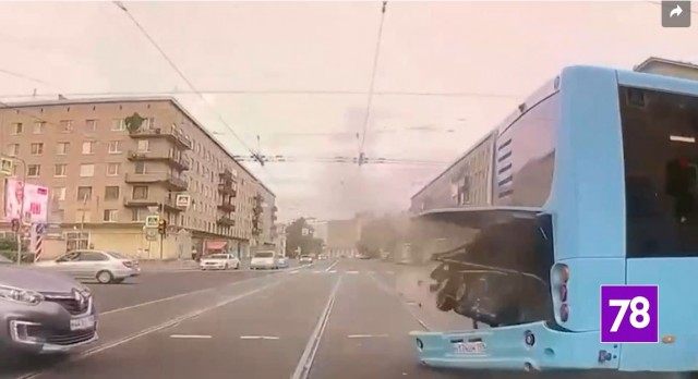 Автобус снёс остановку с людьми в Санкт-Петербурге