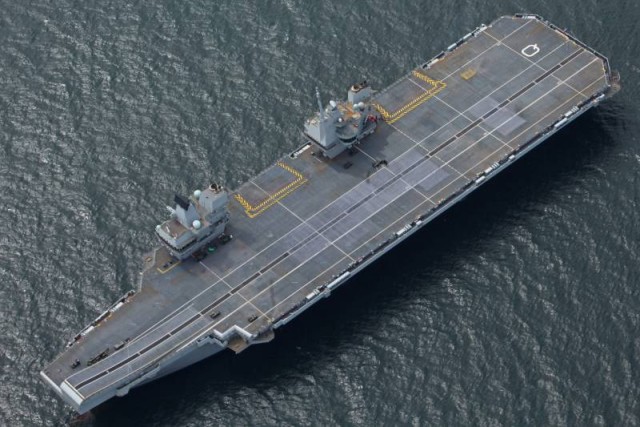 Британский авианосец Queen Elizabeth вошел в Суэцкий канал