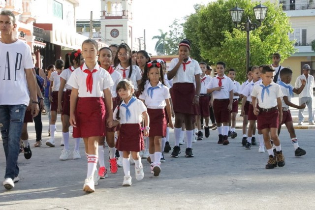 1 сентября начался новый учебный год на Кубе. Пионеры каждое утро скандируют: "Мы будем как Че!"