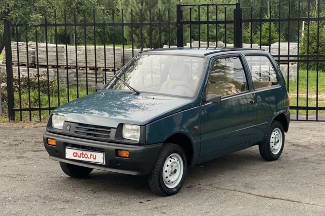 Найденный в гараже Renault 5 1982 года выпуска продан за рекордную цену: на одометре было всего 12 километров