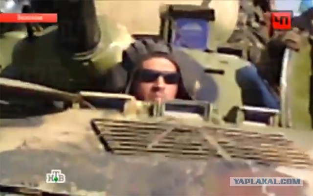 БТРы давят машины с людьми на въезде в город