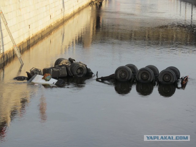 В Питере в реку упал бензовоз с мазутом