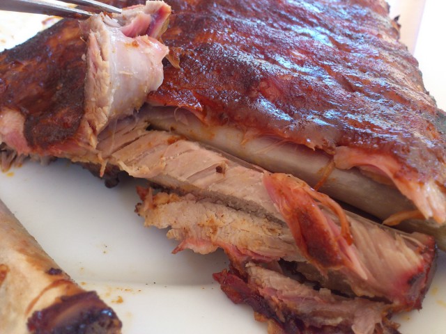 Копченые свиные ребрышки барбекю.