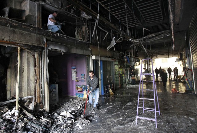 Жители Афин всю ночь жгли и грабили магазины
