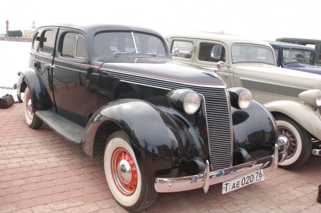 Авто Вернисаж на Неве.