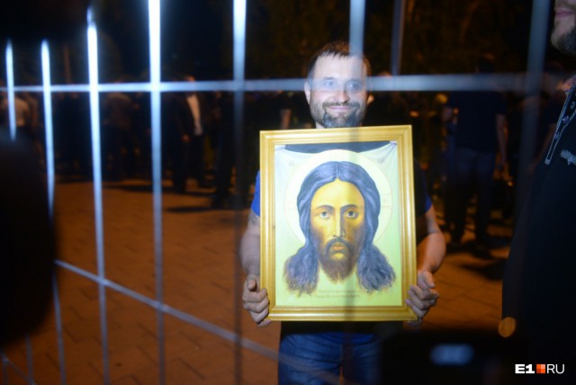 Академия единоборств разгоняла и избивала по заказу РПЦ мирных жителей Екатеринбурга