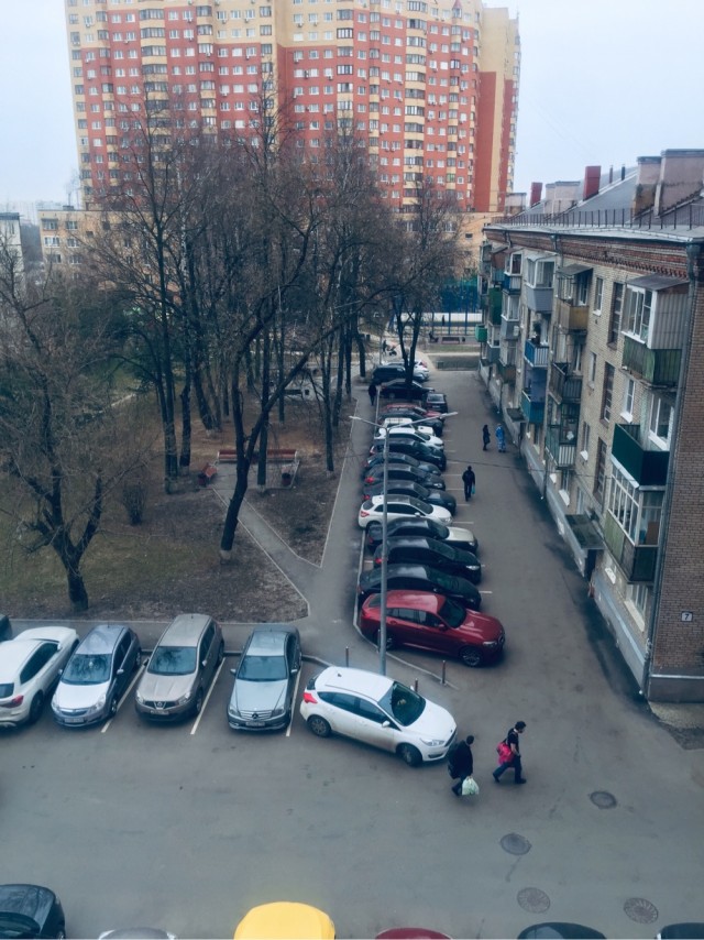 Давайте фото у кого какой вид из окна на оживленные улицы городов в настоящий момент