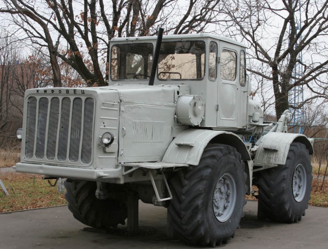 Местные показали поле с брошенной техникой. Тракторист оставил этот К-700 вместе со своими вещами