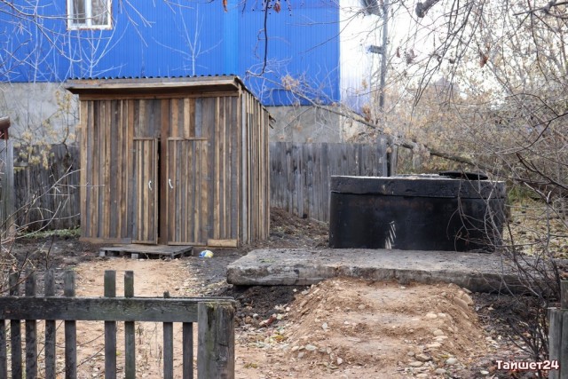 В Иркутской области для трех многоквартирных домов построили новые туалеты во дворах