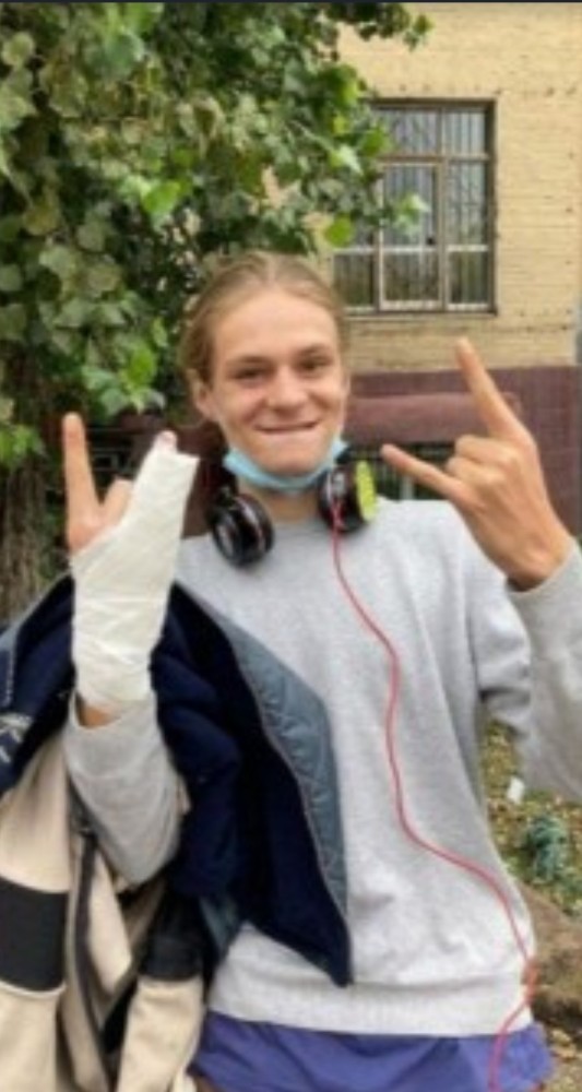 Суд арестовал блогера, помочившегося на плакат с ветераном ВОВ, на два месяца.