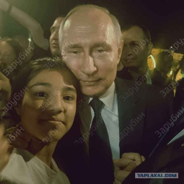 Прямо сейчас Путин в Дербенте вышел к сотням людей